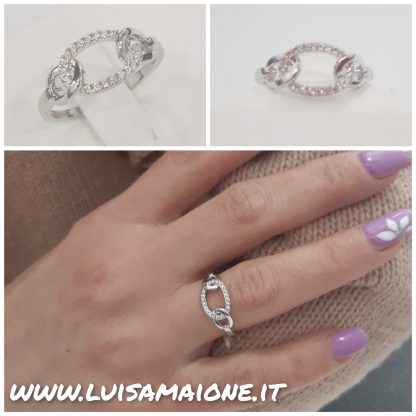 Anello rodiato con centrale di zirconi